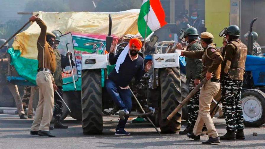 Miles de campesinos protestan con el corte de carreteras en la India
