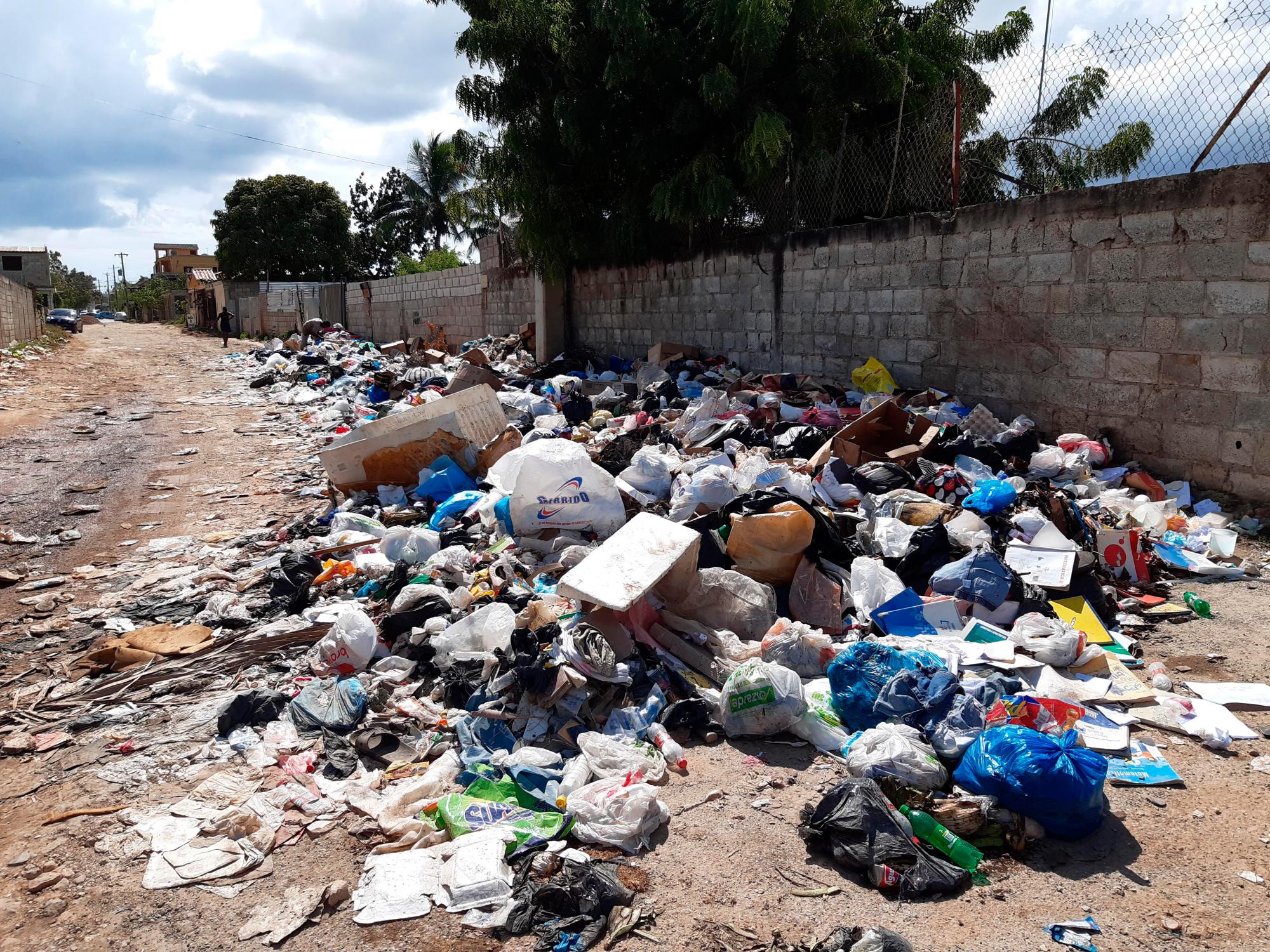 Poco espacio para el tránsito vehicular en la calle carretera de Mendoza, del sector La Grúa. 