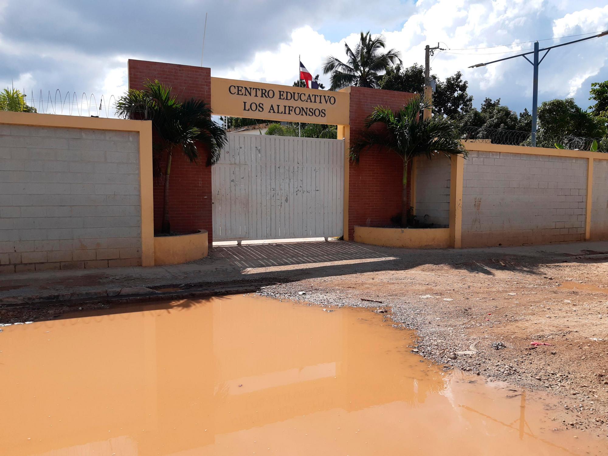 El charco de agua estancada no permite que la gente entre al plantel.