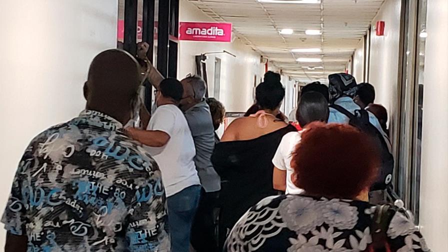 Envían a más de mil pasajeros a hacerse pruebas de COVID-19 para abordar vuelos a EEUU