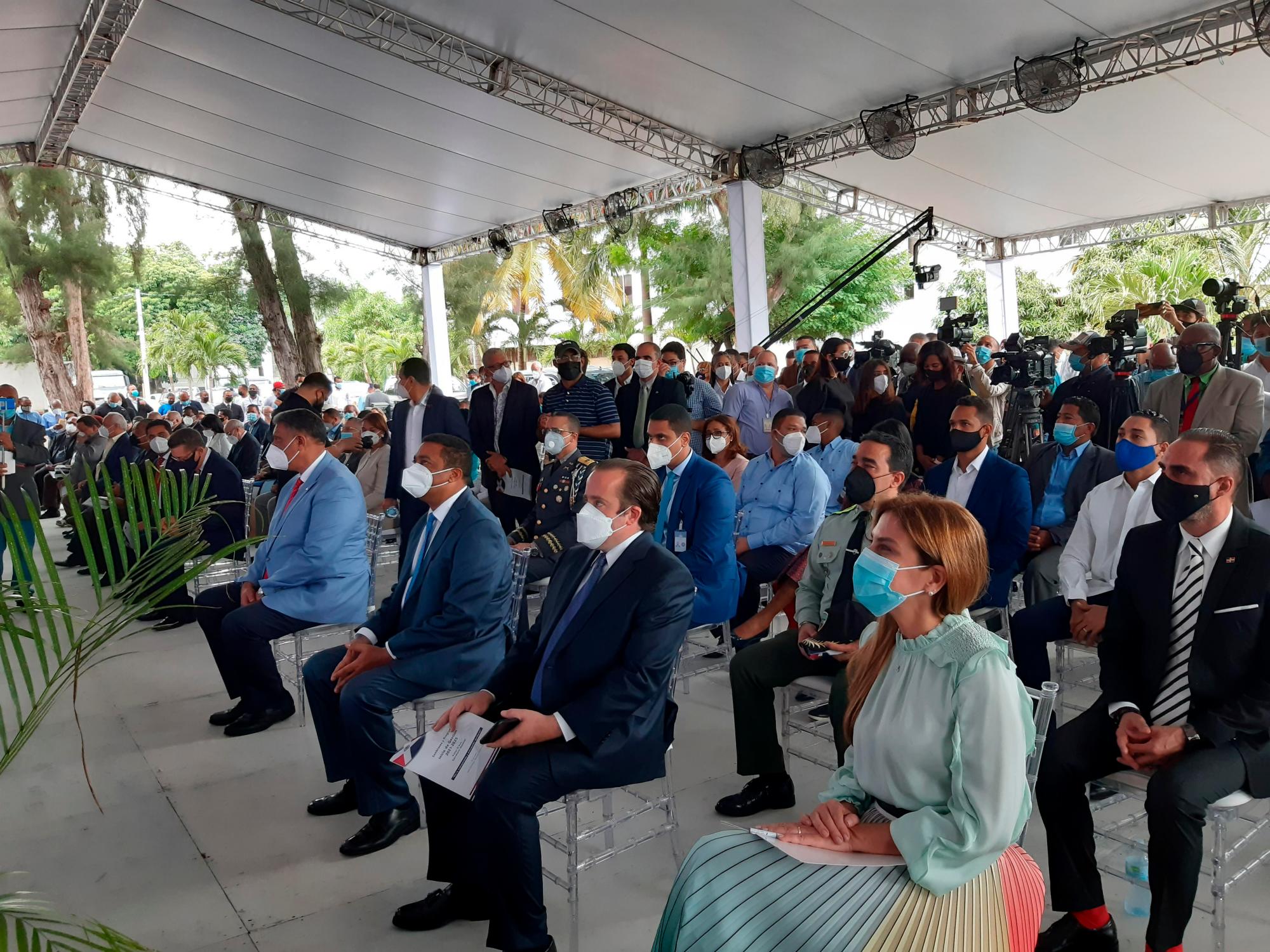 Algunas de las personalidades asistentes al acto.