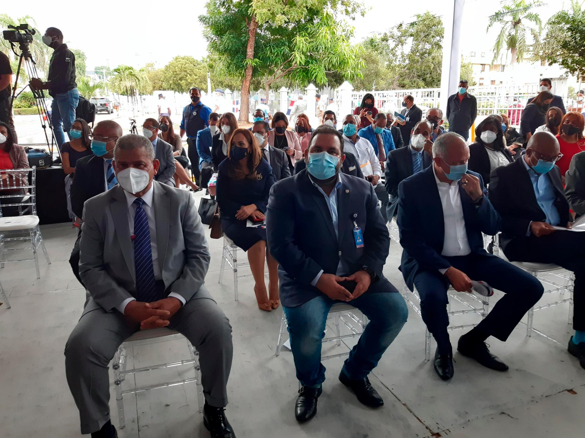 El senador de La vega, reformista Ramón Rogelio Genao y otros invitados.