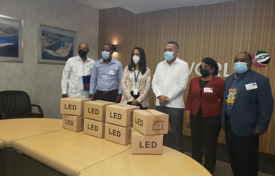 DP World entrega 35 lámparas al Ayuntamiento de Boca Chica