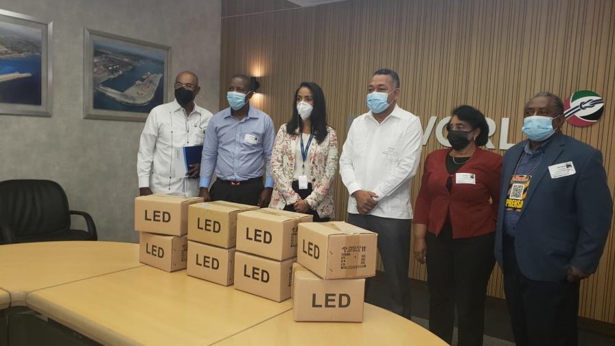 DP World entrega 35 lámparas al Ayuntamiento de Boca Chica