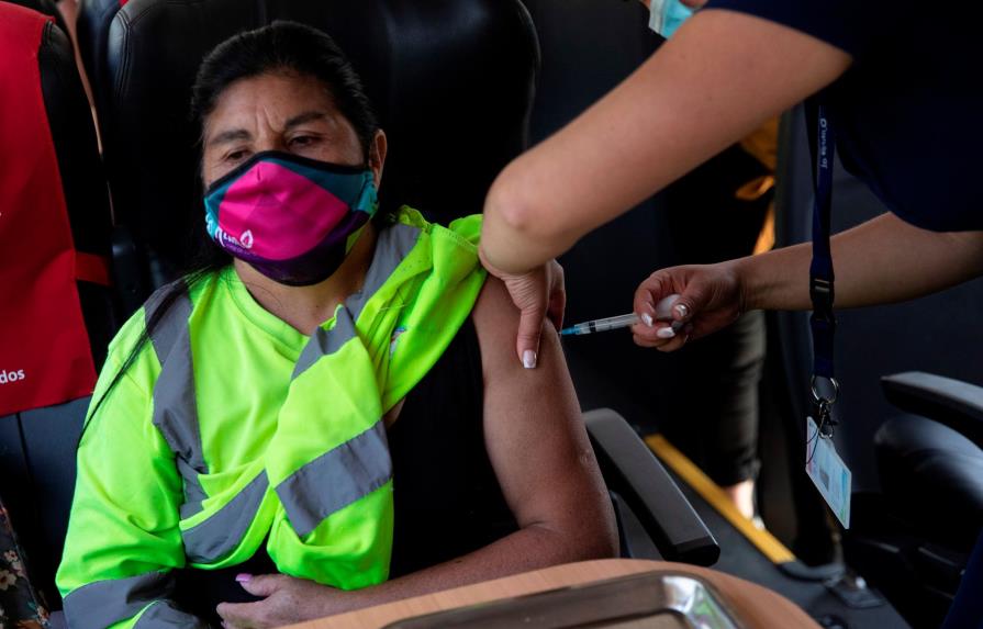 Chile descarta vacunar a no residentes para prevenir el turismo covid