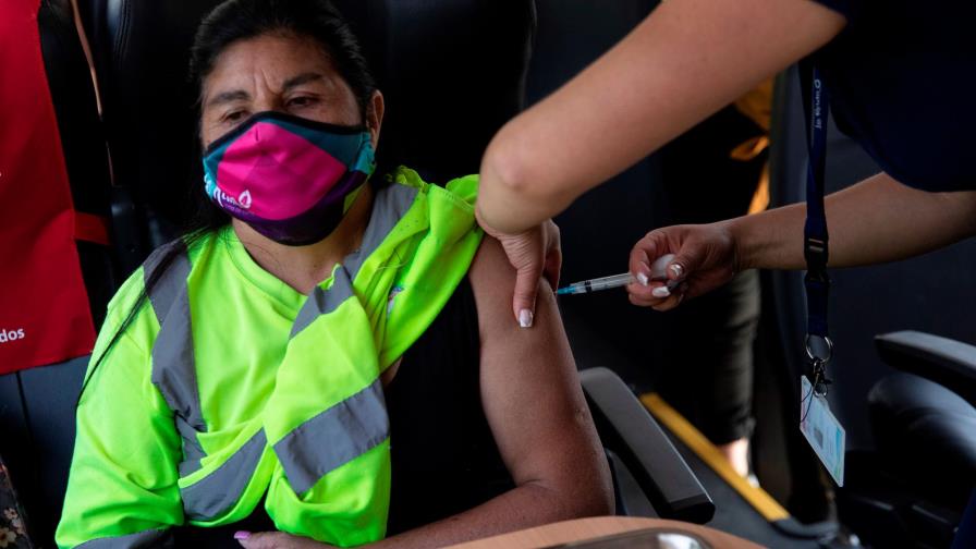 Chile descarta vacunar a no residentes para prevenir el turismo covid