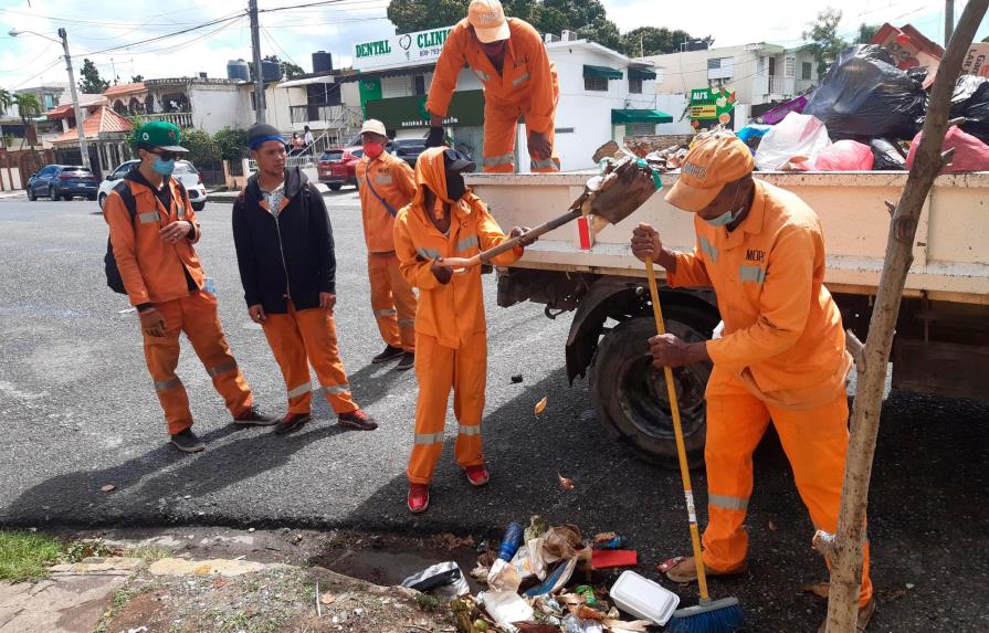 Inician programa de limpieza, bacheo y desinfección en Santo Domingo Este