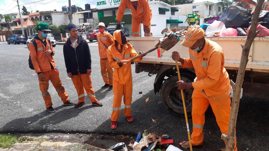 Inician programa de limpieza, bacheo y desinfección en Santo Domingo Este