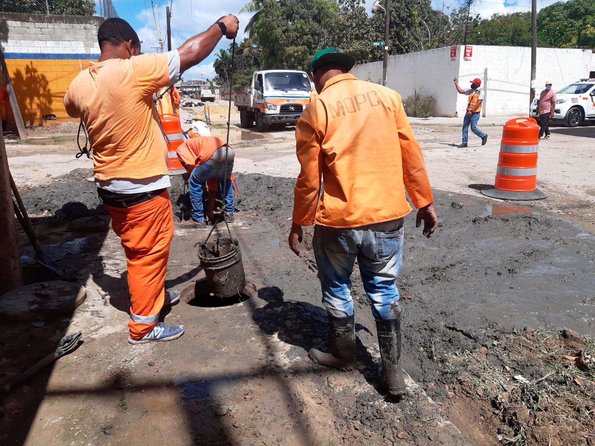 La limpieza de imbornales permitirá que no se acumule agua cuando llueva