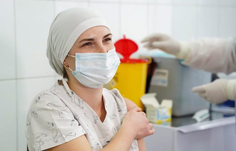 Primera dosis de vacuna de Astrazeca redujo hasta un 94% los ingresos hospitalarios