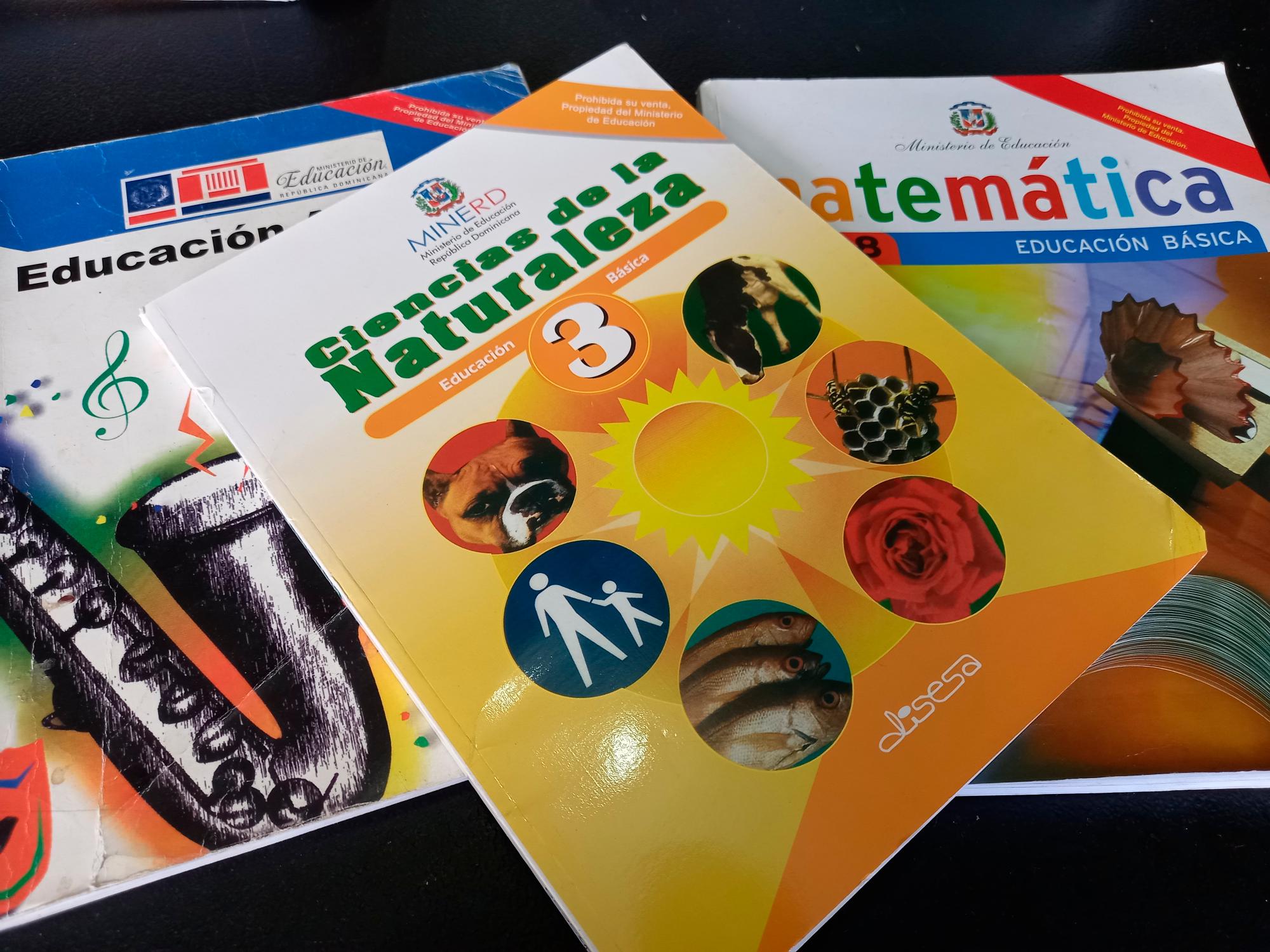 Libros de texto publicados por el Ministerio de Educación.