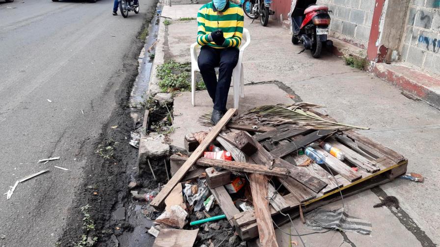 Vecinos de la calle Juan Erazo preocupados
