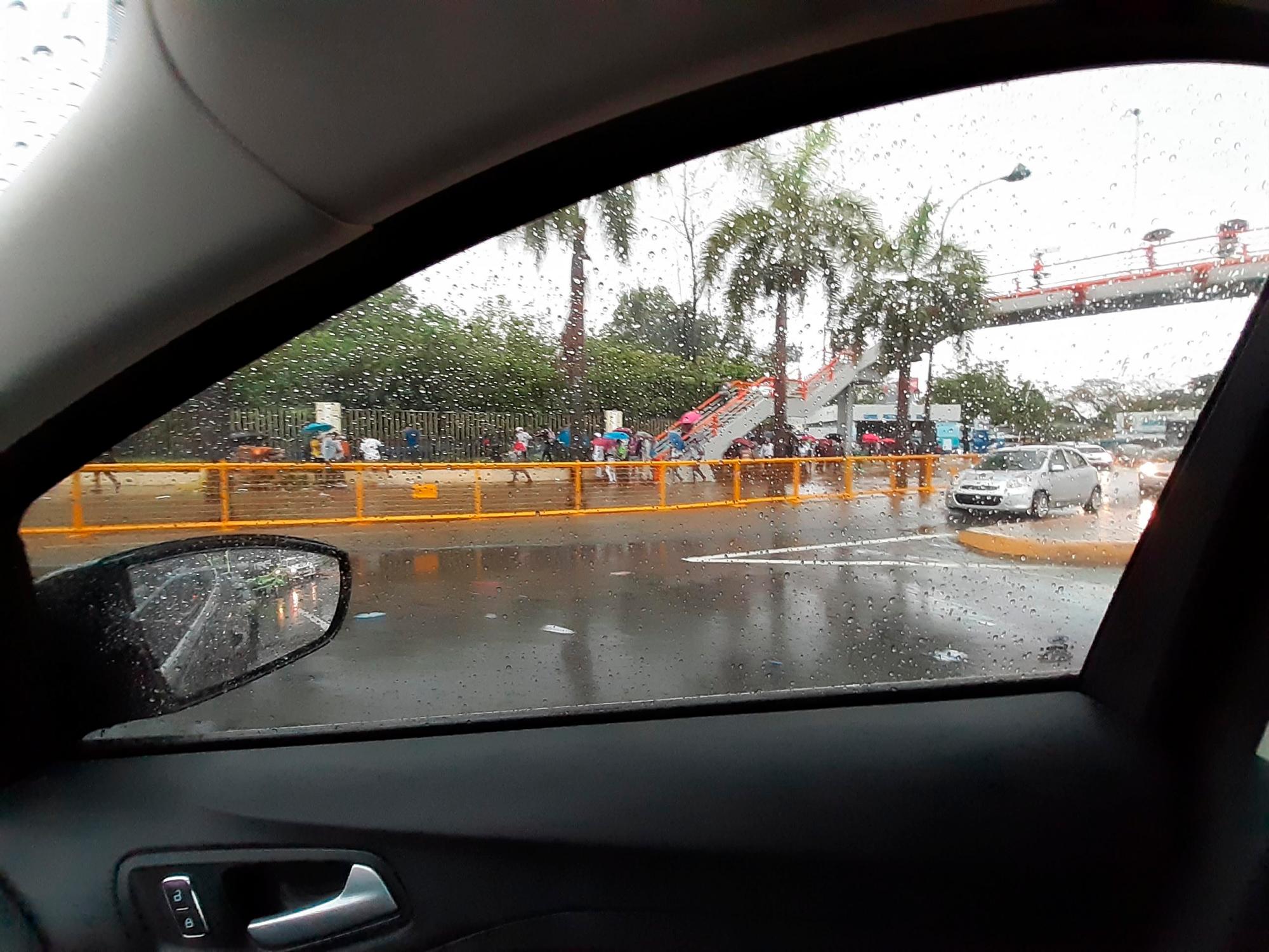 La gente caminado por la verja en la avenida 27 de Febrero esquina Máximo Gómez 