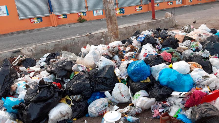 Basura sigue arropando zonas de Santo Domingo Este