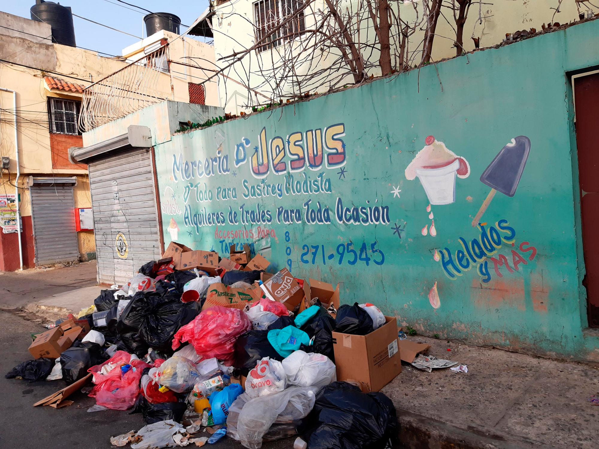 En la calle Primera del sector Invi, la basura abunda desde hace días.