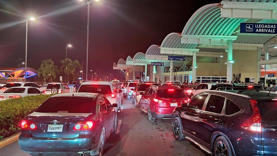 Viajeros violan las medidas sanitarias en el aeropuerto Cibao
