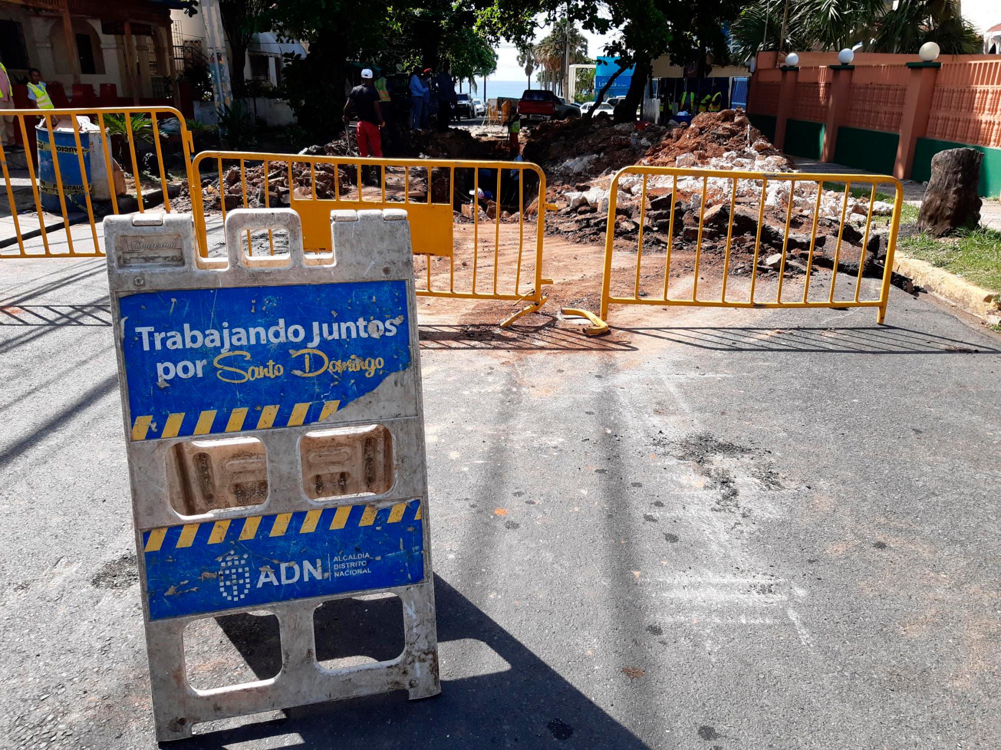 Fueron colocados avisos en la vías para alertar a conductores.