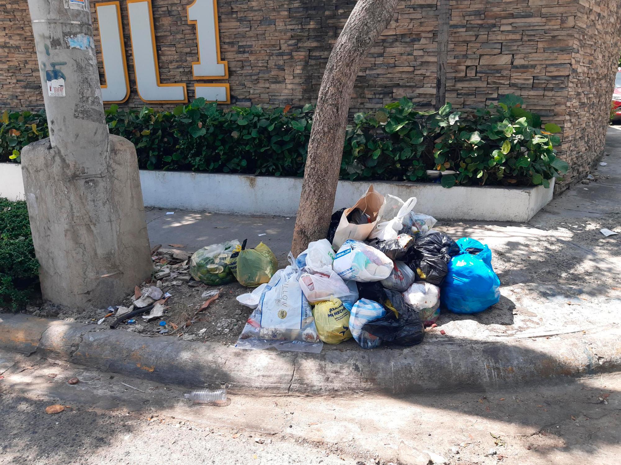 En algunos lugares los camiones pasan, y recogen los residuos, pero la gente vuelve y deposita la basura.
