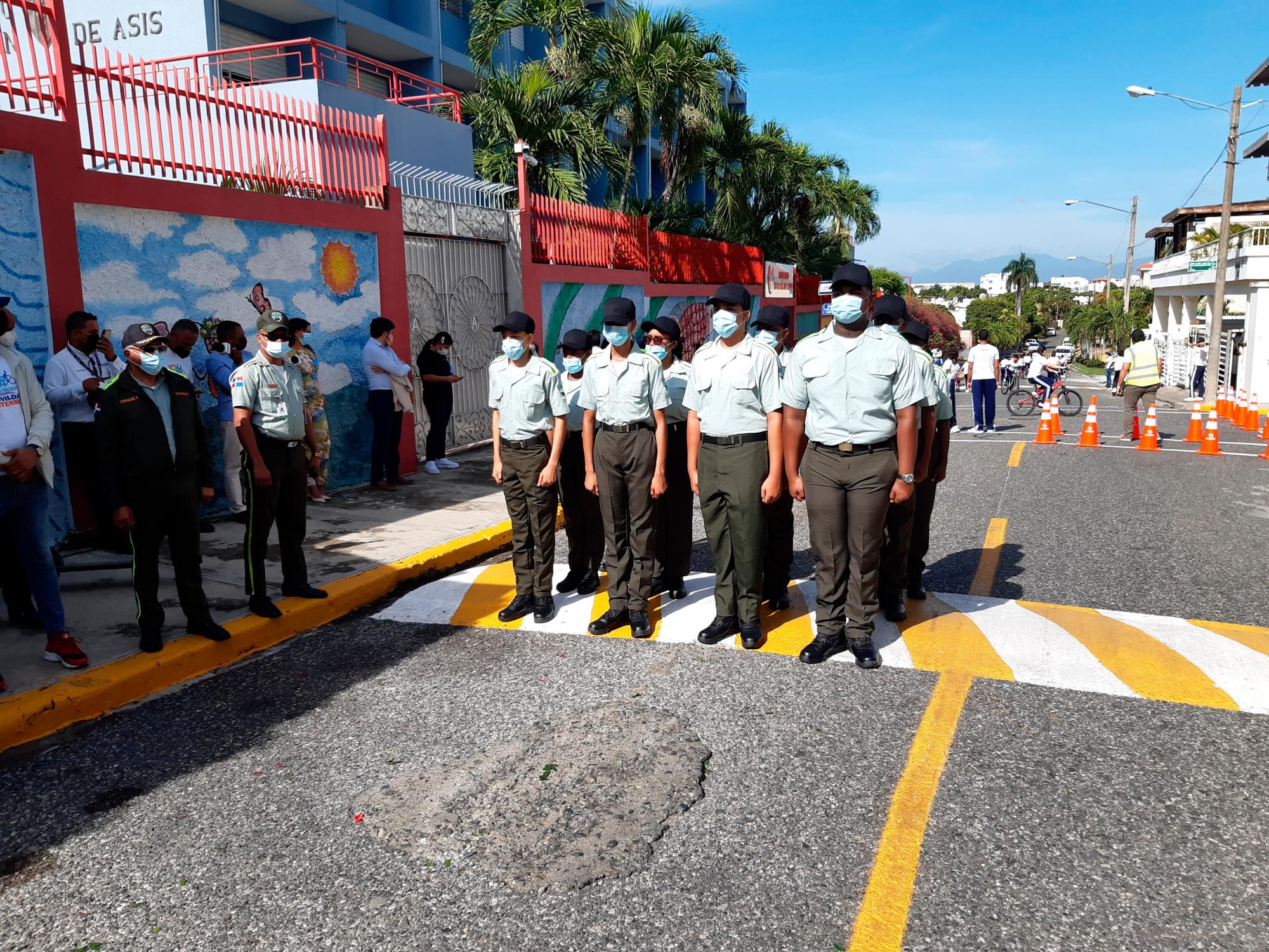 Jóvenes se preparan para dirigir el tránsito en los alrededores de escuelas y colegios. 
