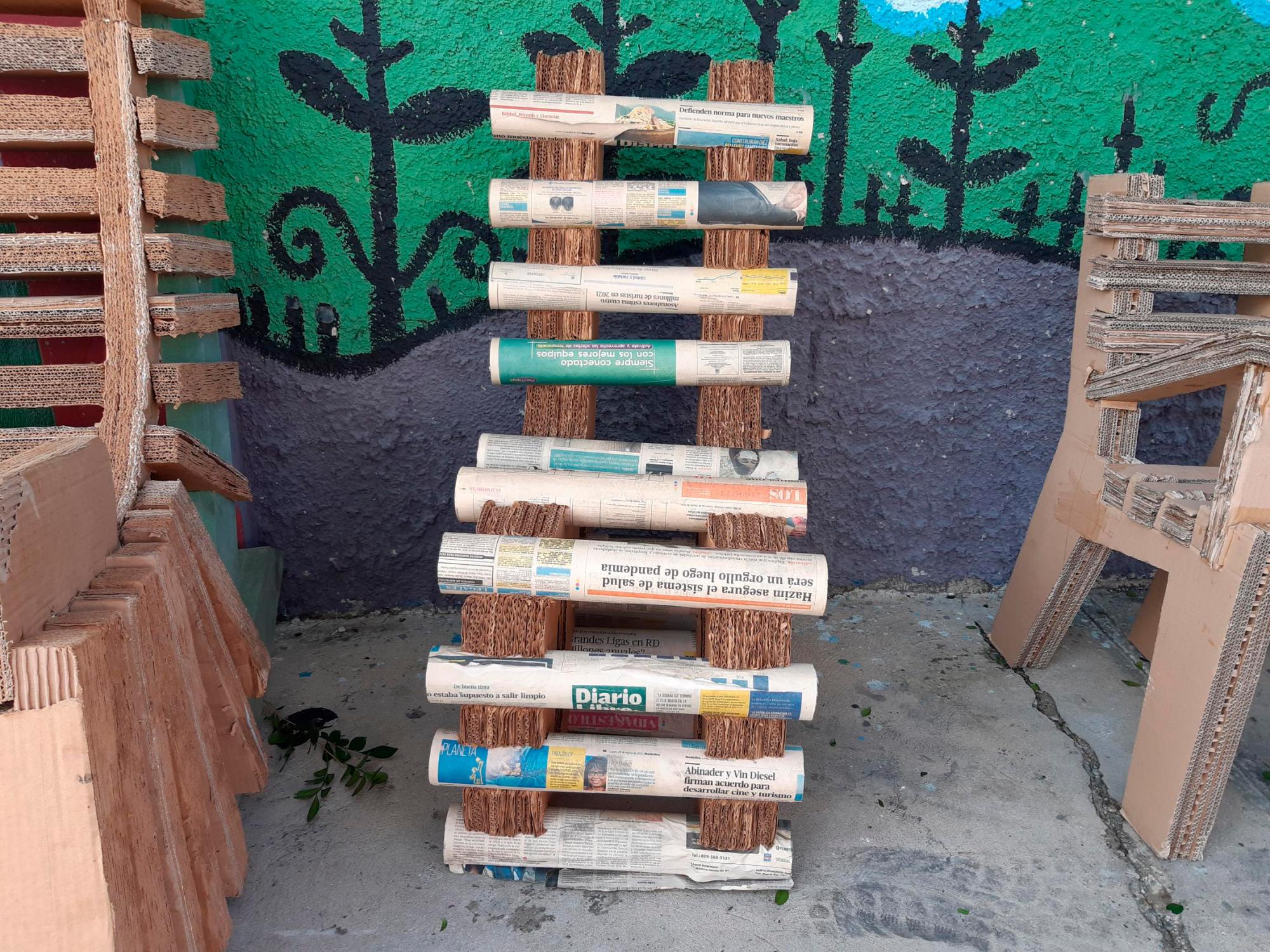 Una de las exposiciones del Colegio Serafín de Asís usa periódicos Diario Libre para conformar una silla.  