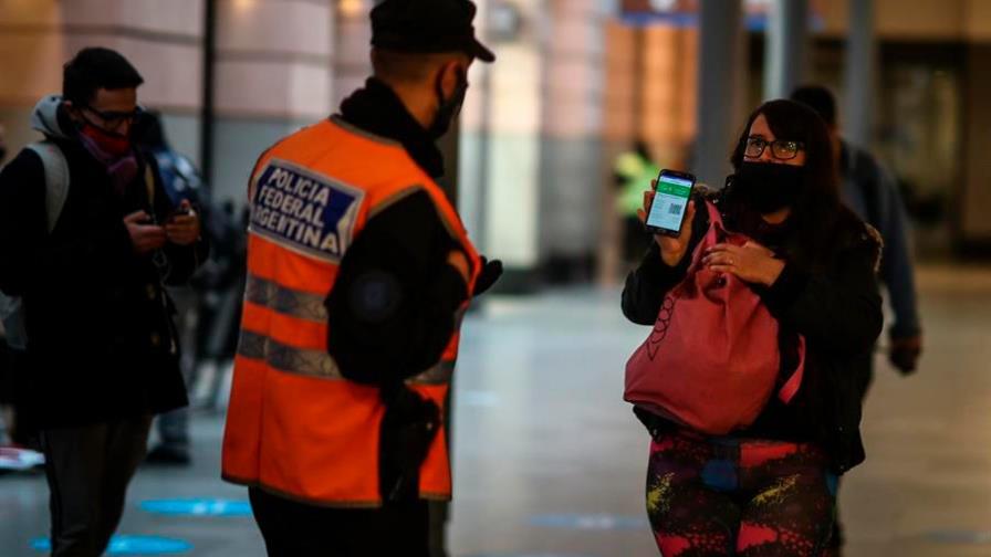 Casos semanales de COVID bajan un 14 % en el mundo pero aumentan en América