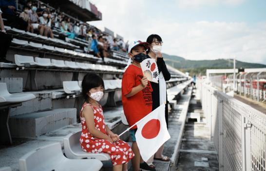 Calor, política, virus y medallas en primera día de Tokio
