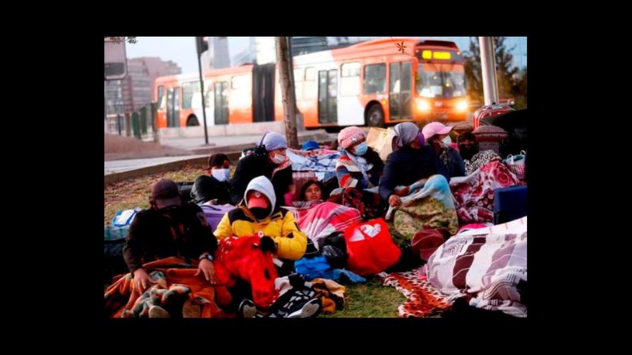 Más de 400 bolivianos acampan en Consulado en Chile para retornar a su país