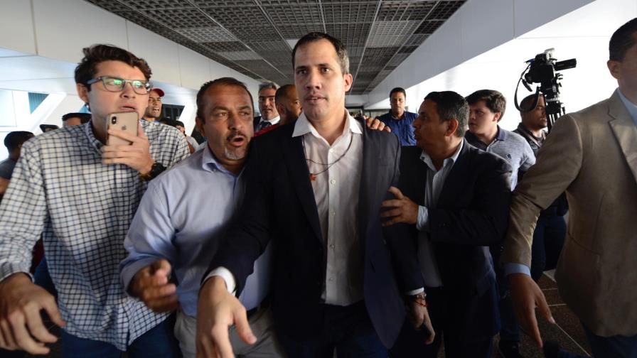 Líder opositor Guaidó promete avances tras regreso