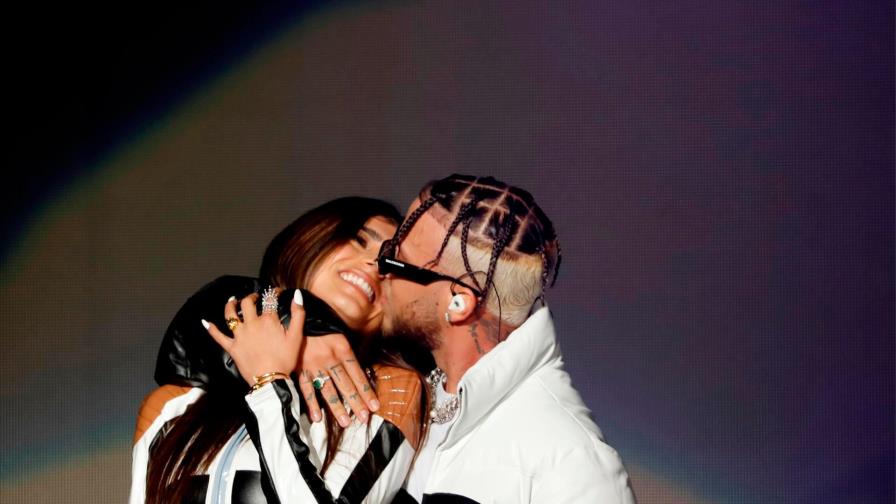 Jhay Cortez debuta en el Coliseo de Puerto Rico con invitados de lujo y sorprende con beso a Mia Khalifa