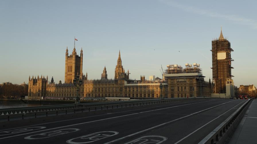 Críticas a Johnson ante nuevo repunte británico del COVID-19