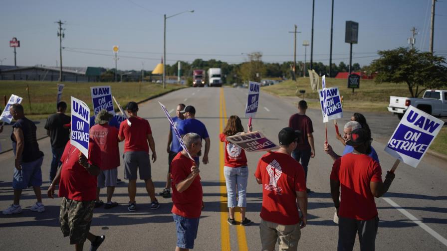 Trabajadores de GM mantendrán huelga al menos otra semana