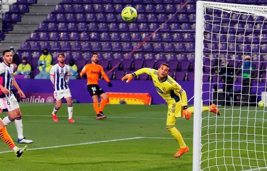 El Valencia se reencuentra con la victoria en Zorrilla
El portero del Real Valladolid Jordi Masip (d) observa un lanzamiento del Valencia, durante el partido de Liga en Primera División que disputan esta noche en el estadio José Zorrilla, en Valladolid.