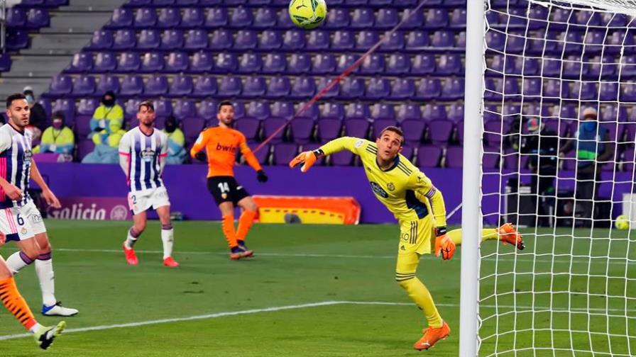 El Valencia se reencuentra con la victoria en Zorrilla
El portero del Real Valladolid Jordi Masip (d) observa un lanzamiento del Valencia, durante el partido de Liga en Primera División que disputan esta noche en el estadio José Zorrilla, en Valladolid.
