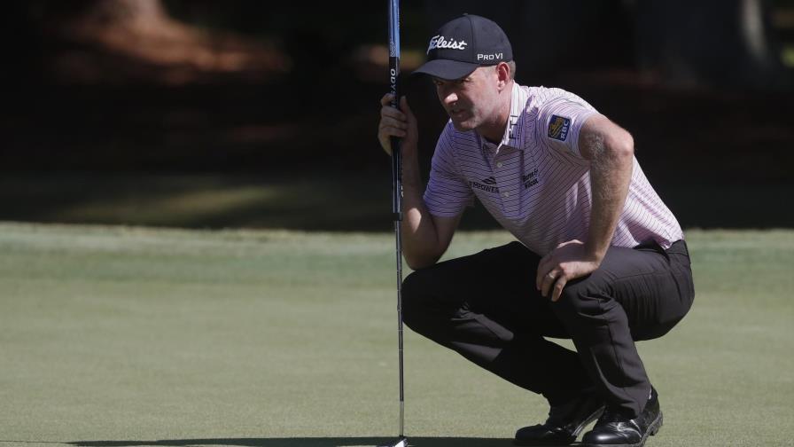 Simpson y DeChambeau prodigan birdies; ronda se interrumpe
