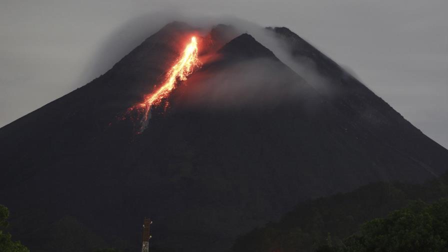 El volcán Semeru de Indonesia arroja nubes calientes