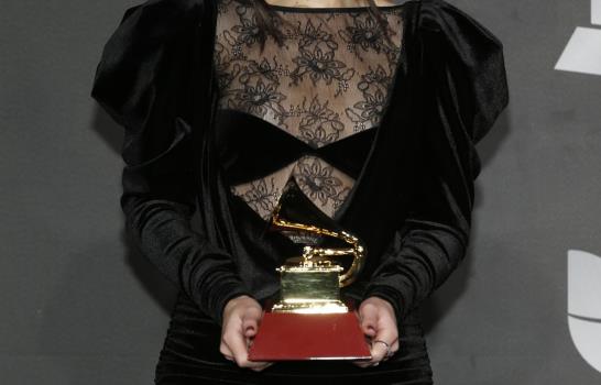 Nella deshoja Doce margaritas y estremece con su voz