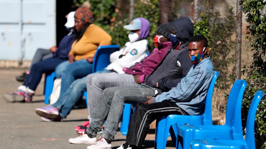 ¿Qué se sabe de la nueva variante de coronavirus hallada en Sudáfrica?