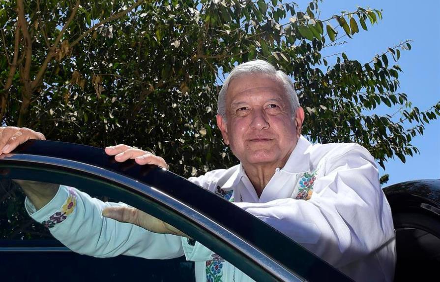 López Obrador origina revuelo por saludar a la madre del Chapo Guzmán