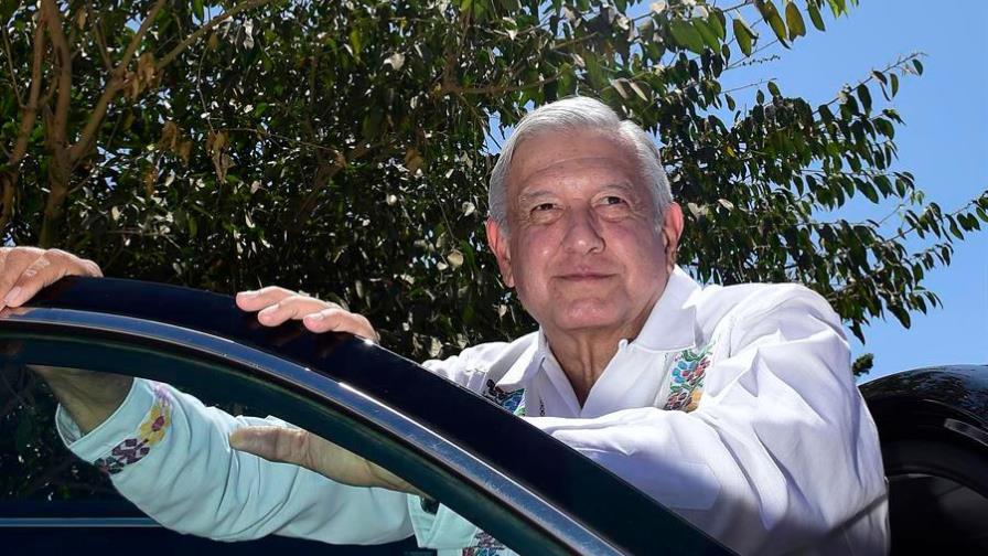 López Obrador origina revuelo por saludar a la madre del Chapo Guzmán