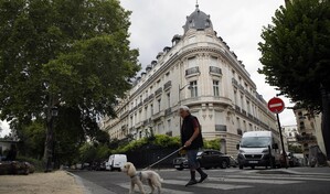 Mujeres exigen investigar al jefe de una agencia de modelos francesa y alegan vínculos con Epstein