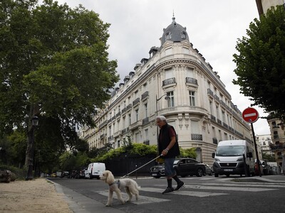 Mujeres exigen investigar al jefe de agencia de modelos con Epstein