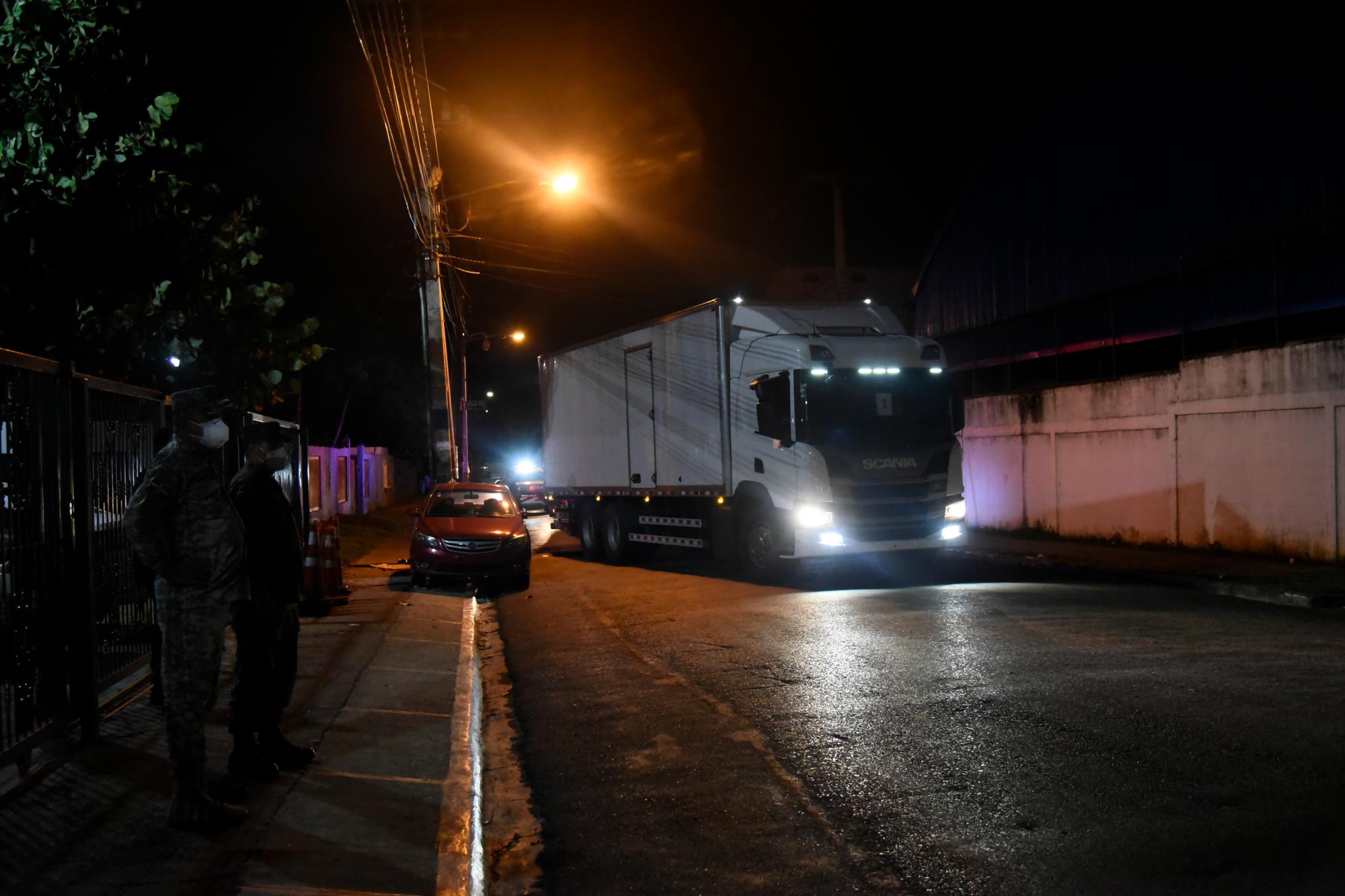 En el trayecto por la Autopista de Las Américas, cada camión era franqueado por unidades motorizadas del tránsito y guardias con armas largas, y se desplazaban a una velocidad de un máximo de 70 kilómetros por horas. (Foto: Ricardo Hernández)
