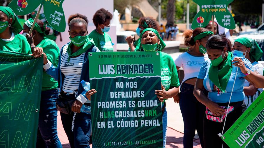 Abinader deja entre ver que promulgaría Código Penal con o sin causales