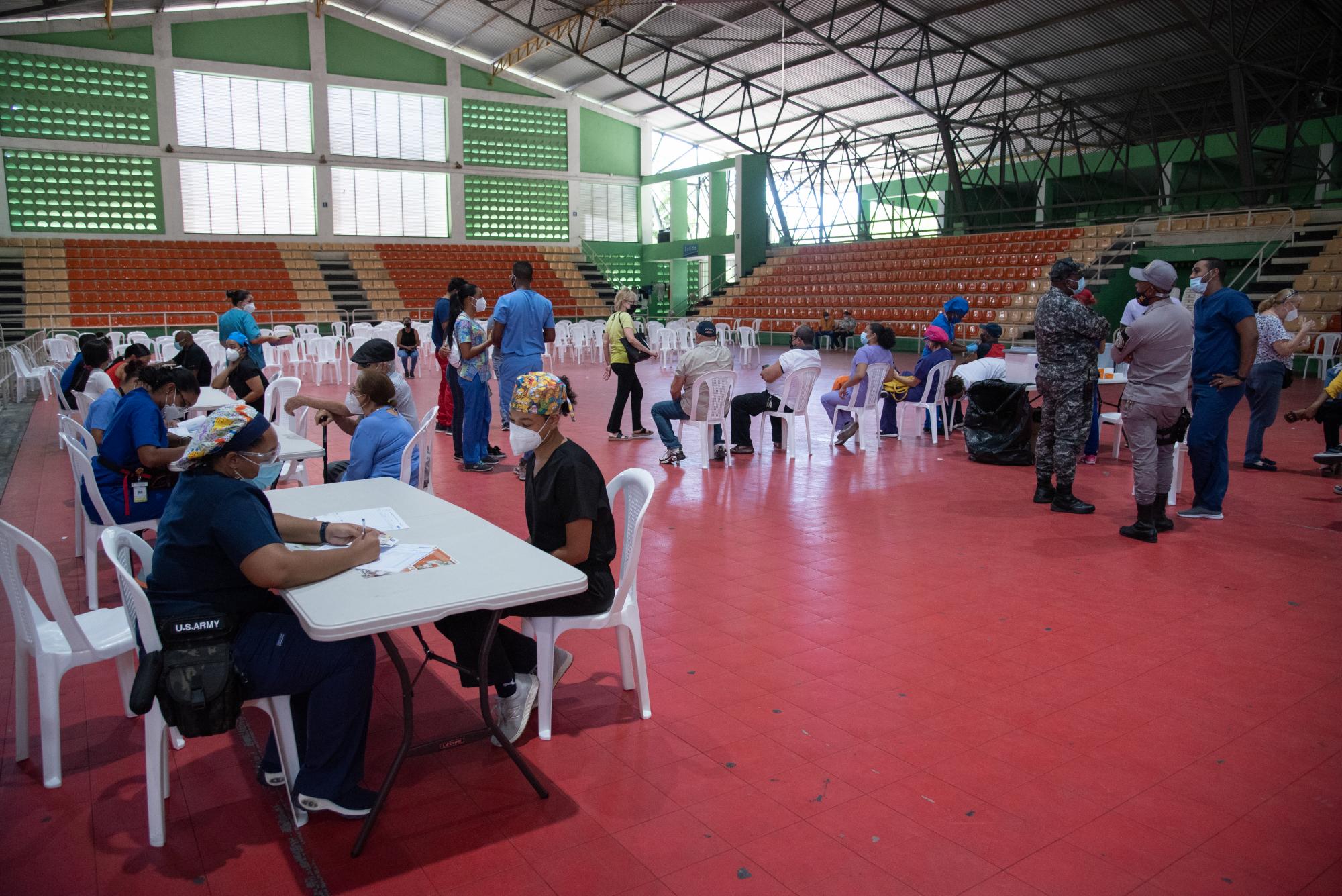 El Centro Olímpico también ha visto desfilar a los ciudadanos en busca de una dosis de la vacuna SINOVAC (Foto: Dania Acevedo)