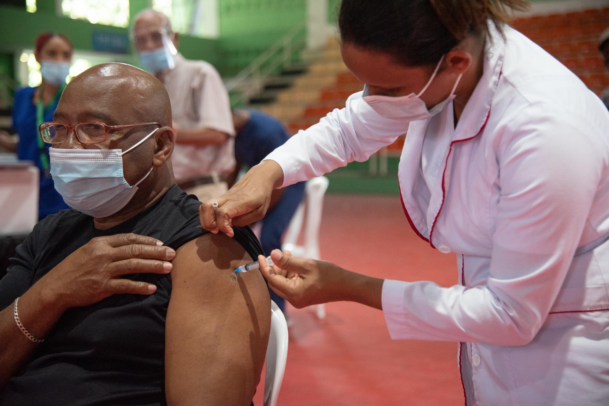 Los ciudadanos pertenecientes a la fase I del programa Vacúnate RD ya están siendo llamados para recibir la segunda dosis de la vacuna (Foto: Dania Acevedo)