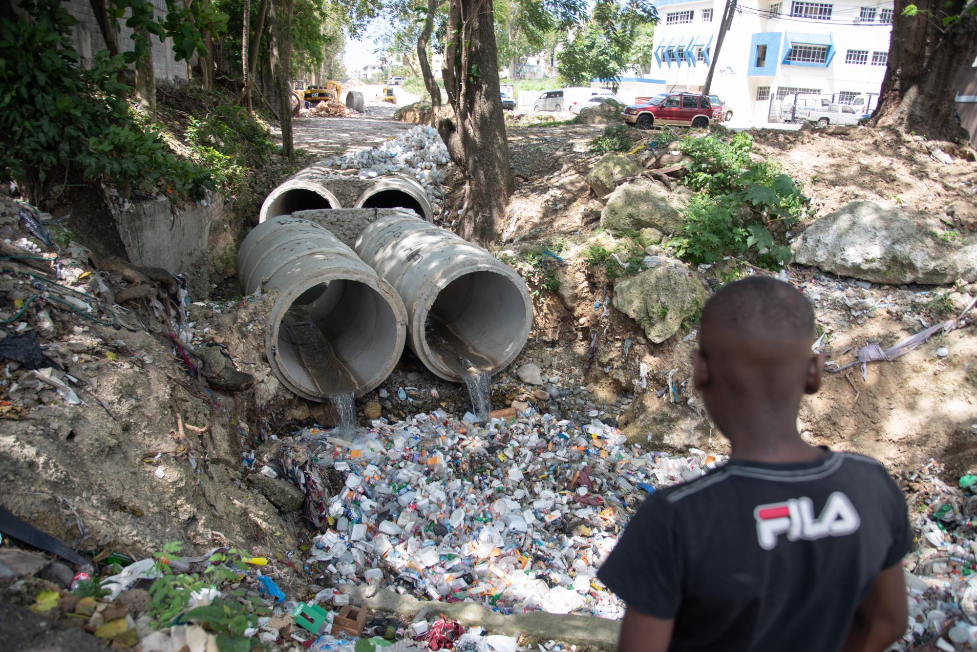 La imagen de cientos de desperdicios que van a parar al lugar equivocado se repite a lo largo y ancho de la geografía nacional (Foto: Dania Acevedo / Diario Libre)