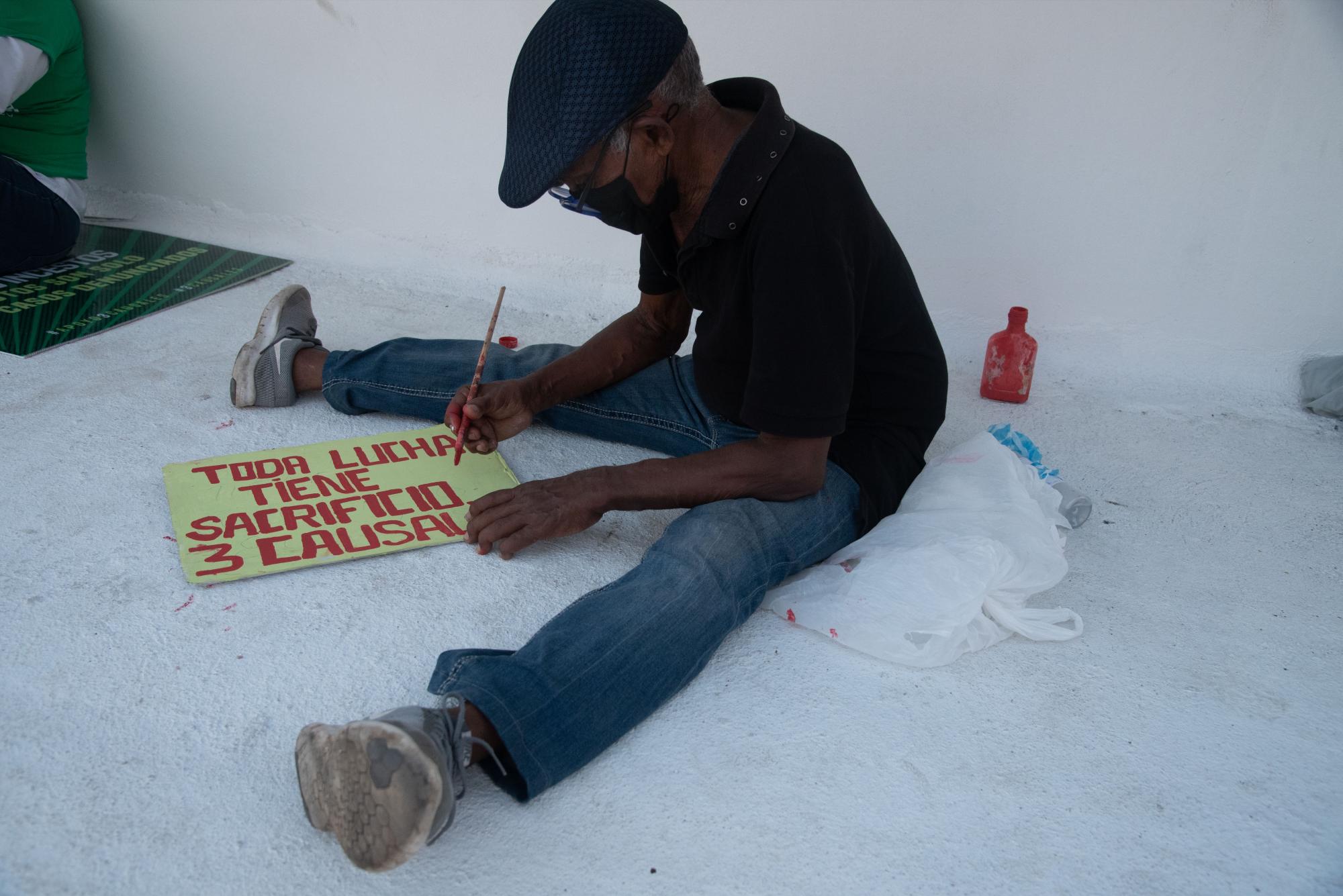 Un ciudadano pinta una de las pancartas que busca sensibilizar a la población a favor del movimiento de las tres causales. (Foto: Francisco Arias)
