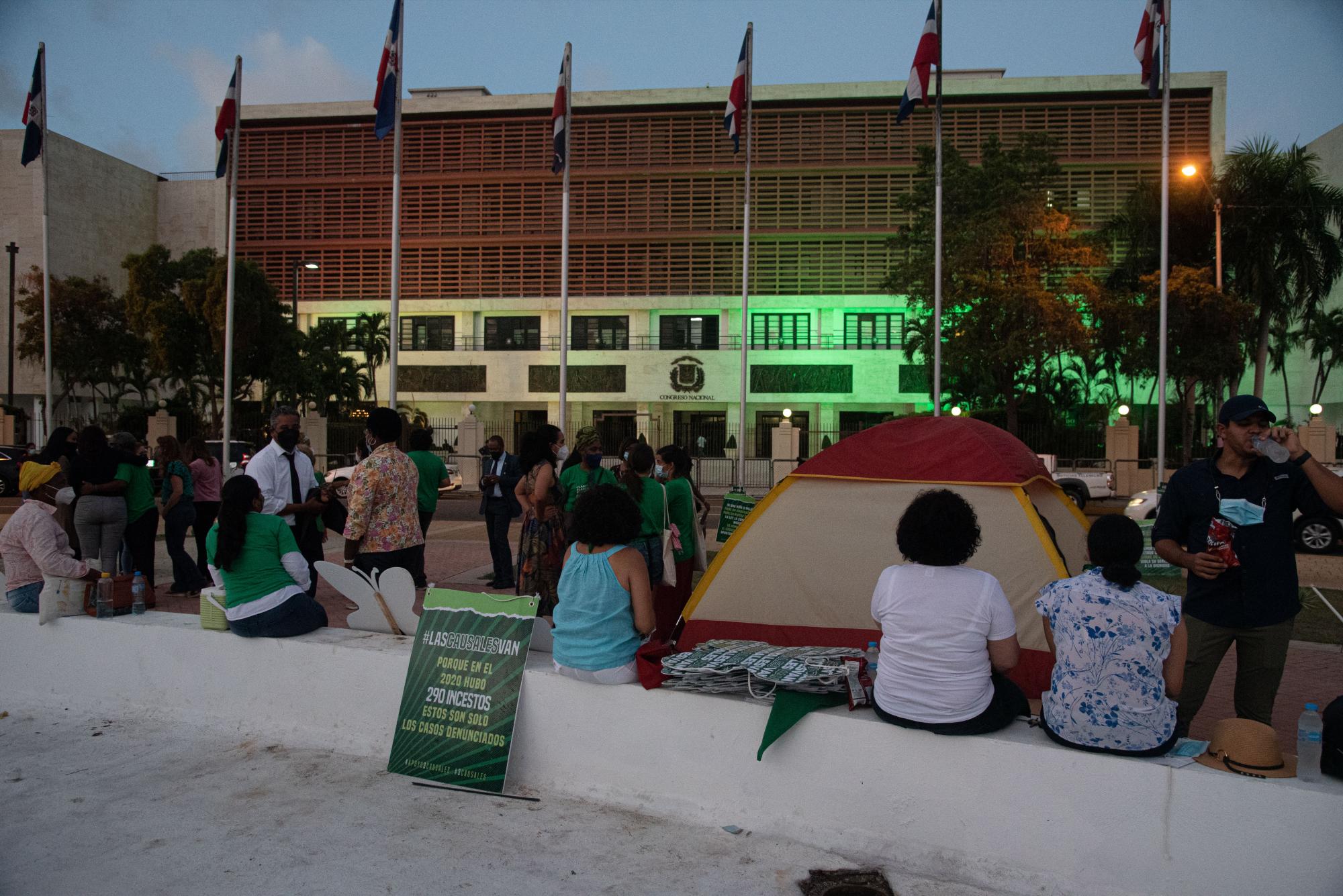 La noche cayó y frente al Congreso Nacional permanecía un grupo de manifestantes a favor de las tres causales (Foto: Francisco Arias)