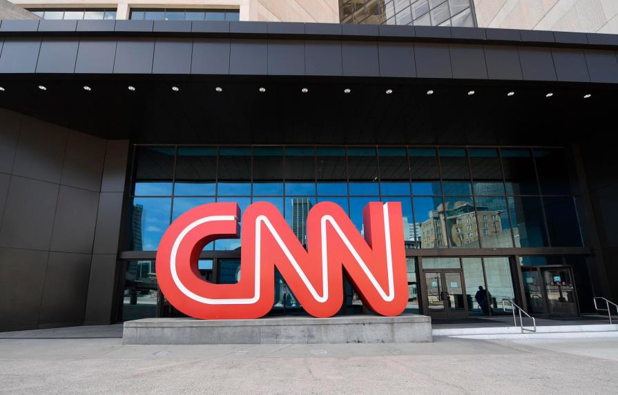 CNN despide a tres empleados por ir a la oficina sin contar con vacuna anticovid