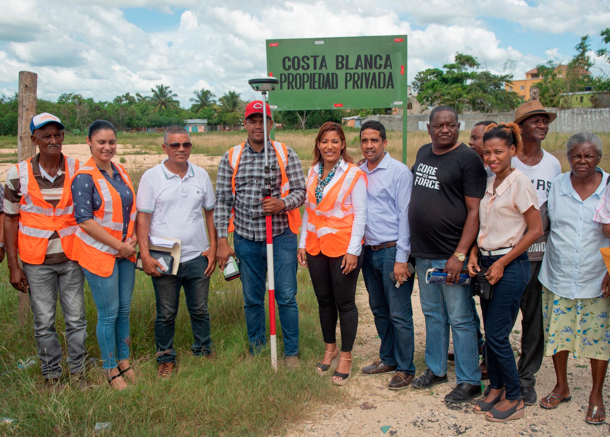 Al centro, la alcadesa de Boca Chica, Carolina Denis,  